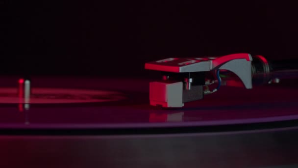 Disco de vinilo azul girando en el tocadiscos En Neon luz roja LP jugador en movimiento — Vídeo de stock