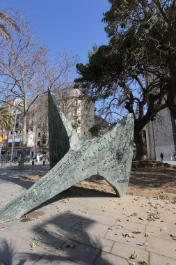 Barselona, İspanya, 1 Mart 2020 - Şehir caddesinde modern soyut heykel