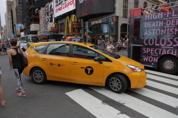 New York Şehri, New York, ABD 2.09.2020 - Times Meydanı 'nda sarı taksi, otobüs ve turistler — Stok fotoğraf