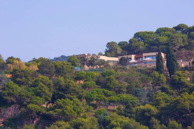 Lloret de Mar, İspanya, 1 Mayıs 2020 - Costa Brava kayalık kıyılarındaki kulüp oteli