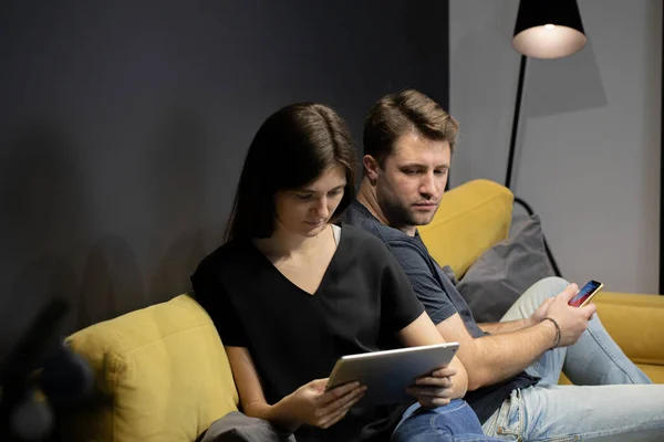 Adam kıskanç bir şekilde kız arkadaşının tabletine bakıp kimle konuştuğunu öğreniyor.