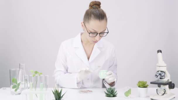 Pesquisador bioquímico feminino desenvolvendo ingredientes à base de plantas novos cosméticos naturais — Vídeo de Stock