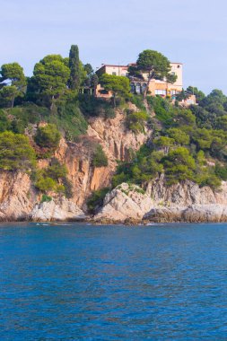 Lloret de Mar, İspanya, 1 Mayıs 2020 - Kosta Brava kayalık kıyılarındaki özel villalar