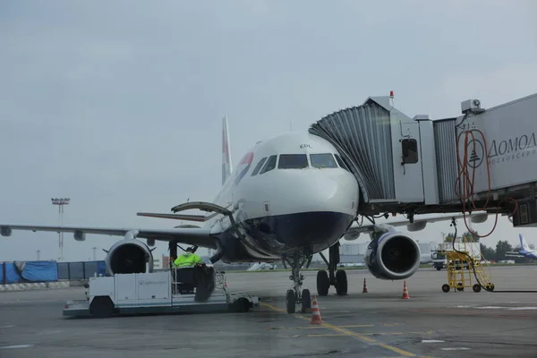 莫斯科，多莫杰多沃，2020年9月20日- -高载重机在机场将行李装上飞机 — 图库照片