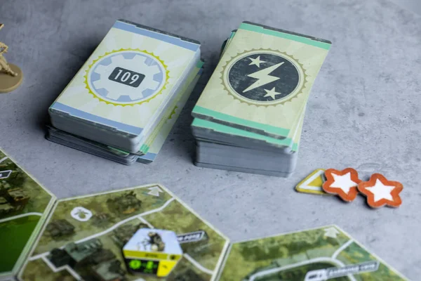 Roseville, MN, USA, 02.04.2021 - Fallout Board Game componenten op tafel — Stockfoto