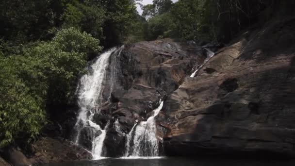 Cascade impressionnante au Sri Lanka. cascades d'eau tombent sur les rebords rocheux — Video