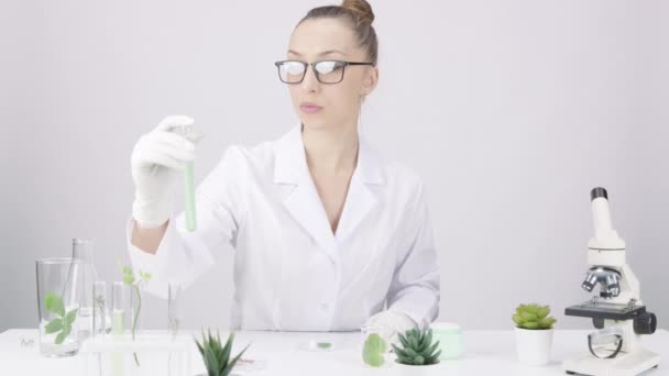 Piękna kobieta naukowiec pracuje w laboratorium, badania składników aktywnych na bazie roślin — Wideo stockowe