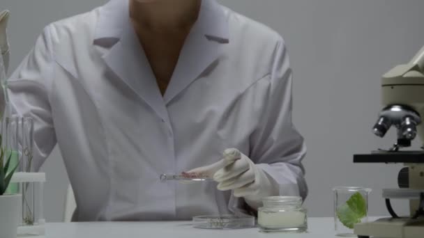 Técnico de laboratório em luvas examina componentes de cosméticos gotejando reagentes — Vídeo de Stock