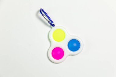 Basit Dimple Fidget oyuncağı, beyaz arkaplanda izole edilmiş renkli anti-stres oyunu
