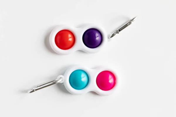 Basit Dimple Fidget oyuncağı, beyaz arkaplanda izole edilmiş renkli anti-stres oyunu