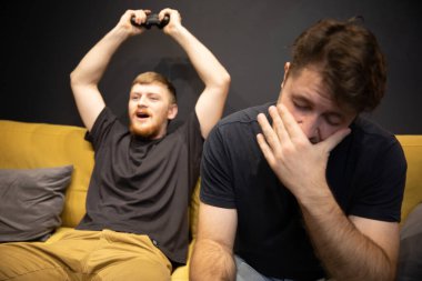 Kazan ve kaybet konsepti. Oyuncu kaybettiği için üzgün bir şekilde gözlerini kapadı.