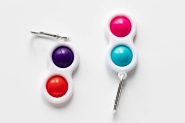 Basit Dimple Fidget oyuncağı, beyaz arkaplanda izole edilmiş renkli anti-stres oyunu
