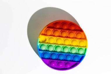 Pop It anti-stress Fidget oyuncakları, renkli gökkuşağı oyunu izole edilmiş beyaz arka plan
