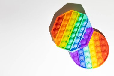 Pop It anti-stress Fidget oyuncakları, renkli gökkuşağı oyunu izole edilmiş beyaz arka plan