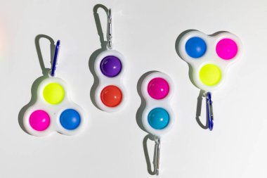 Basit Dimple Fidget oyuncağı, beyaz arkaplanda izole edilmiş renkli anti-stres oyunu