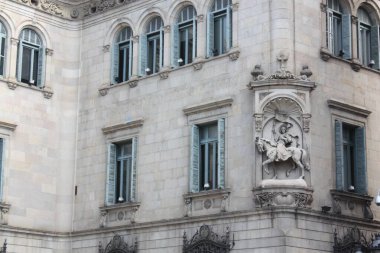 Barselona, İspanya, 1.09.2020 - Sant Jaume Meydanı 'ndaki heykel
