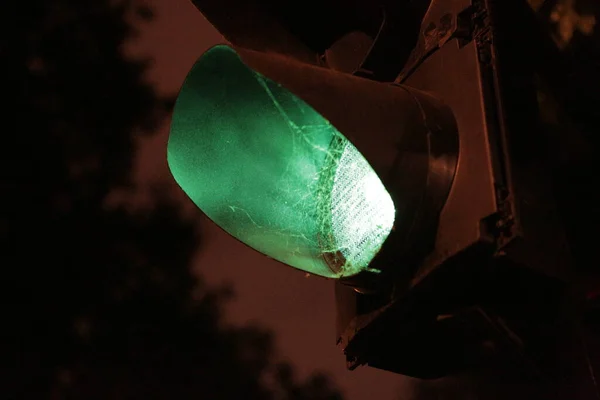 London, UK, 2.09.2019 - Green traffic light with spider web at night bottom-up — Stock Photo, Image