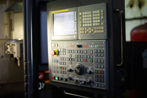 Endüstriyel CNC ekipman kontrol paneli, otomatik üretim hattı denetimi — Stok fotoğraf