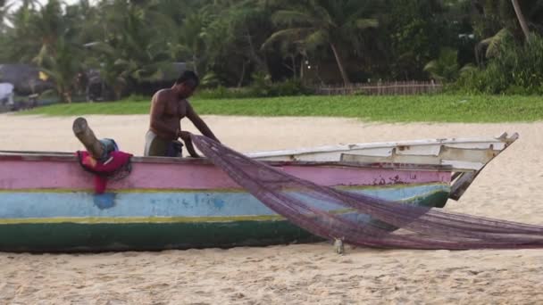 Hikkaduwa, Sri Lanka, 1.12.2020 - fiskare drar nät i färgglada träbåt — Stockvideo