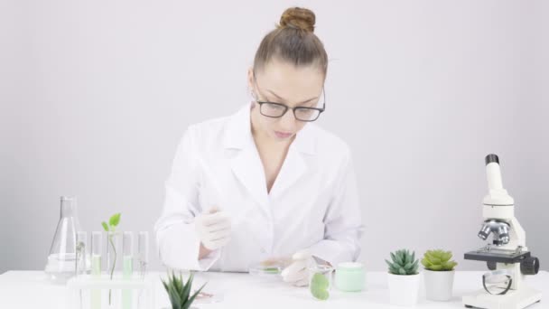 Hälso- och sjukvårdsexpert testa nya växtbaserade ingredienser för avstressande kräm — Stockvideo