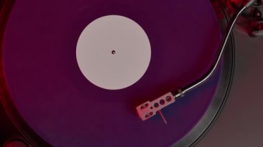 Pikapta dönen mor plak. Disko, punk, grunge, pop müzik.