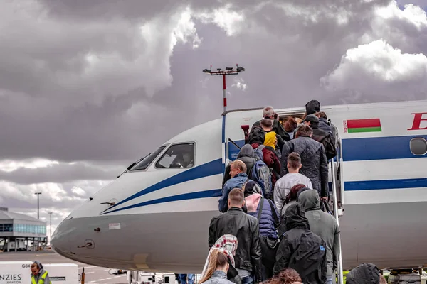 捷克共和国布拉格，2020年9月2日- -在机场坡道进入飞机的乘客 — 图库照片