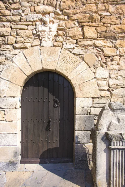 Foradada, Spain, May 1, 2020 - Vintage oak door Castle of Montsonis in Catalonia — Stock Photo, Image