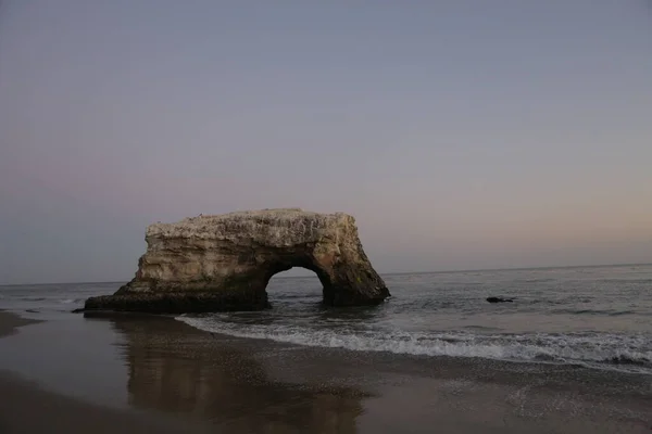 Санта-Круз, штат Калифорния, США, 212020 - Арка на Natural Bridges State Beach, Калифорния Стоковое Изображение