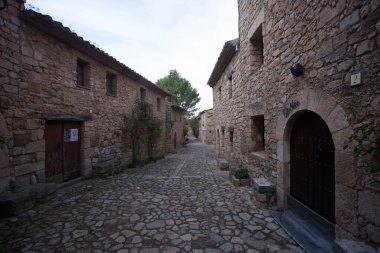 Siurana, Tarragona, İspanya, 1 Mayıs 2020 - Orta Çağ Dar Sokak