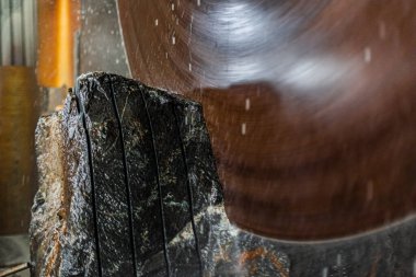Büyük endüstriyel kesim makinesi gri granit taşı parçalar.