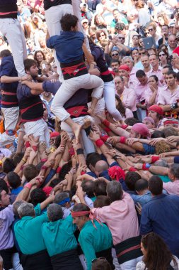 Tarragona, İspanya, 19 Eylül 2019 - Rakip Kaleler ortak insan kulesi inşa etti