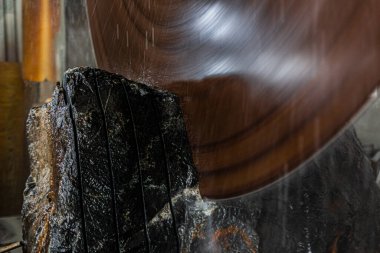 Büyük endüstriyel kesim makinesi gri granit taşı parçalar.