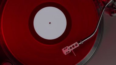 Analog ses ile modern misic albümler çalan turntable 'da kırmızı plak dönüyor