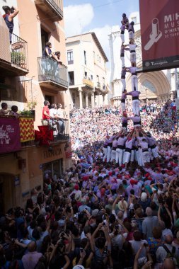 Tarragona, İspanya, 19 Eylül 2019 - Turist kalabalığına İnsan Kaleleri Kulesi