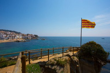 Calella de Palafrugell, İspanya, 1 Mayıs 2020 - Bayrak direğinde Katalan bayrağı