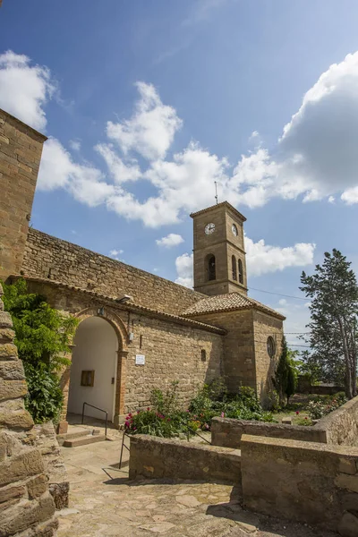 Монклар, Испания, 1 мая 2020 года - старая церковь средневекового замка Монклар в Ллейде — стоковое фото