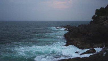 Unawatuna, Sri Lanka, 1.12.2020 Büyük okyanus dalgaları kayalık sahillerdeki kayalıklara çarpıyor