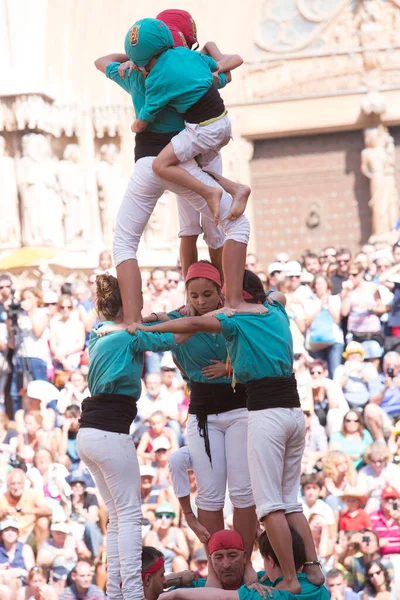 Tarragona, España, 19 de septiembre de 2019 - Niños en la cima de la torre de los castells humanos — Foto de Stock
