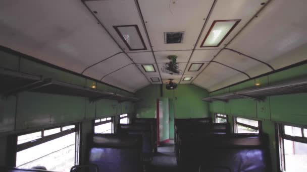 Galle, Sri Lanka, 1 ธันวาคม 2020 - พัดลมเพดานหมุนในรถไฟเก่าที่ว่างเปล่า — วีดีโอสต็อก