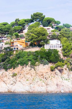 Lloret de Mar, İspanya, 1 Mayıs 2020 - Kosta Brava kayalık kıyılarındaki özel villalar