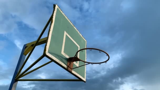 Staré ulice basketbal čtvercový dřevěný backboard s červeným kroužkem bez sítě, opuštěné staré sportovní hřiště — Stock video