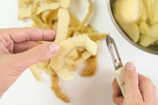 Руки Домогосподарки Чистять Сиру Картоплю Спеціальним Інструментальним Ножем Крупним Планом — стокове фото