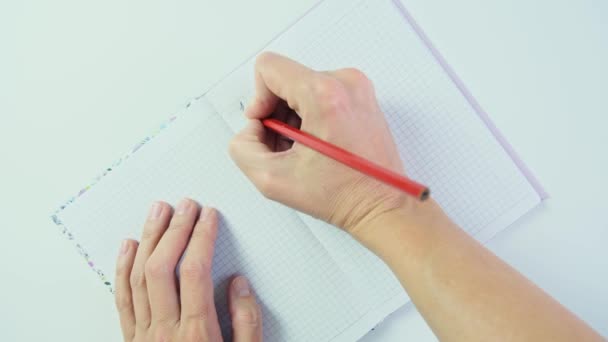 Weibliche Hände halten Rotstift in der Hand und schreiben etwas in ein Notizbuch, Zielsetzung und Planungskonzept — Stockvideo