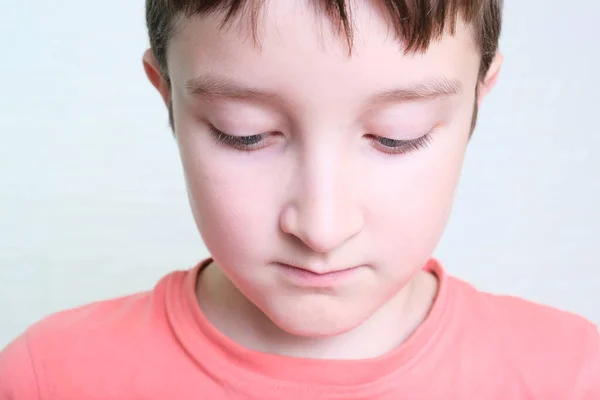 Ένοχο Θλιμμένο Αγόρι Πεσμένα Μάτια Που Φοβάται Τιμωρηθεί Τιμωρηθεί — Φωτογραφία Αρχείου