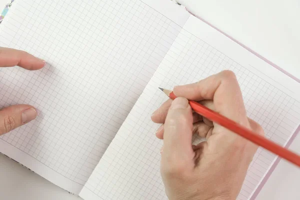 女性手握红笔 在笔记本 目标设定和规划概念中写下一些东西 — 图库照片