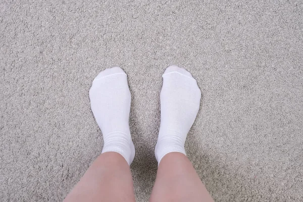 Женщина Женские Ноги Носить Белые Простые Хлопковые Носки Классического Стиля — стоковое фото