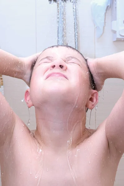 Higiéniai Eljárások Egészséges Szokások Egy Kiskorú Fiúnál Zuhanyozás Hajmosás Samponnal — Stock Fotó