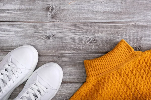 Jersey Amarillo Cálido Para Clima Frío Otoño Invierno Con Zapatillas —  Fotos de Stock