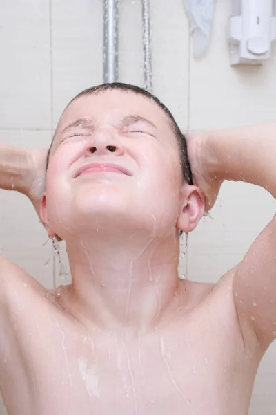 Higiéniai Eljárások Egészséges Szokások Egy Kiskorú Fiúnál Zuhanyozás Hajmosás Samponnal — Stock Fotó