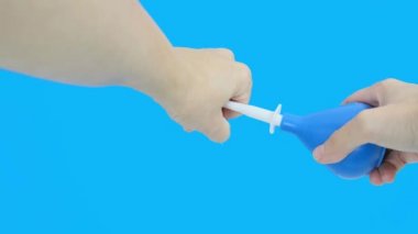 Mavi lavman yapan bir el, mavi arka planda su enjekte eden, lavman etkisini temizleyen bir simülasyon.